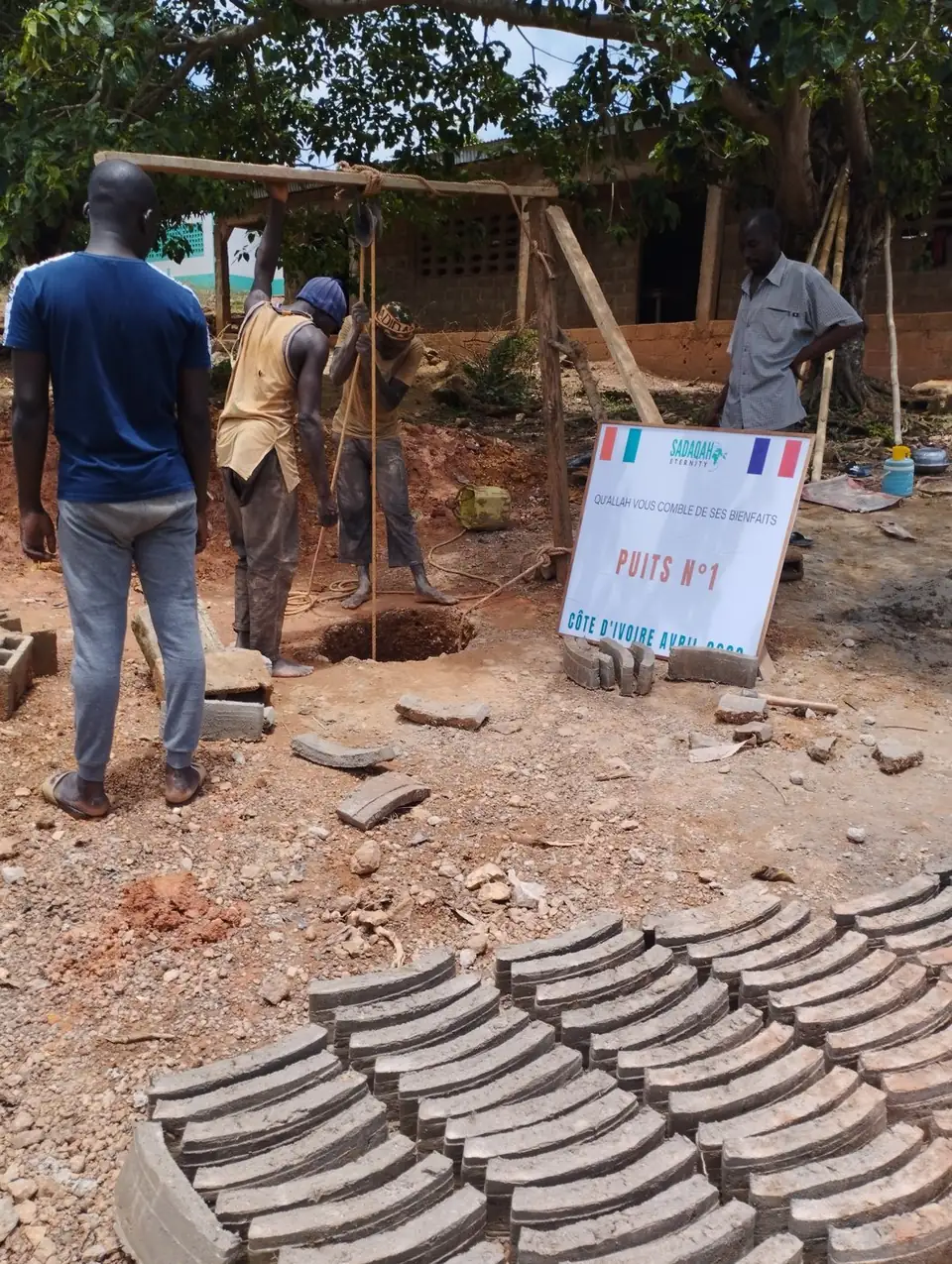 Chantier du puits n°1 avec les briques préparées au sol