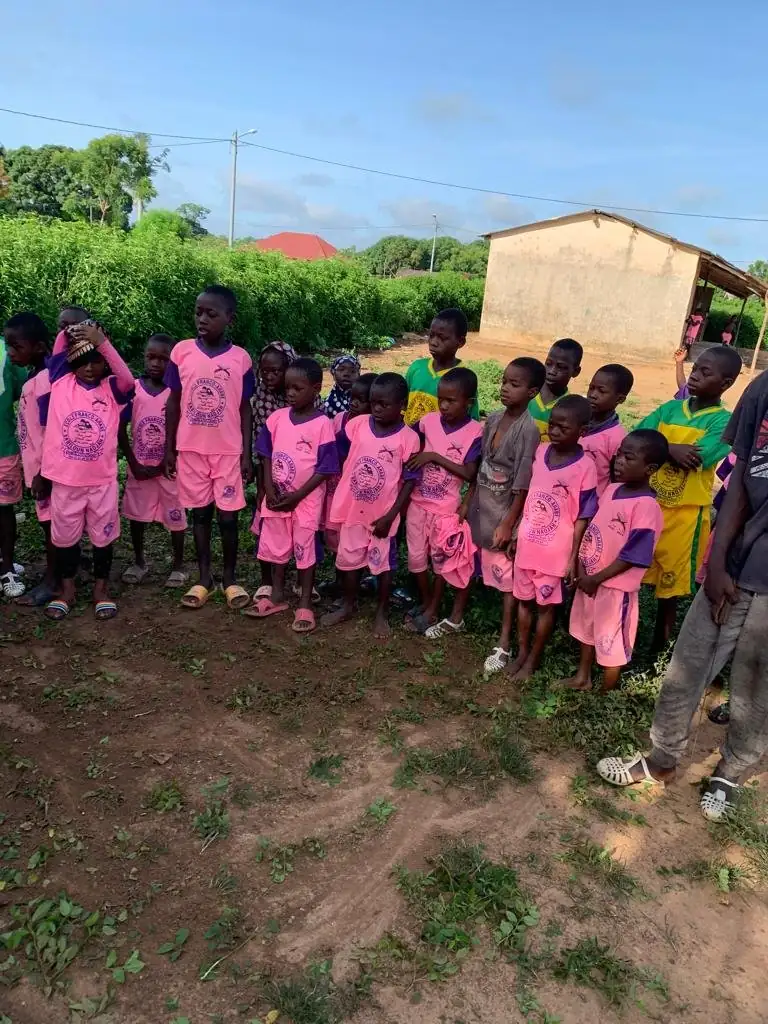 Les enfants du village devant le chantier du puits n°2