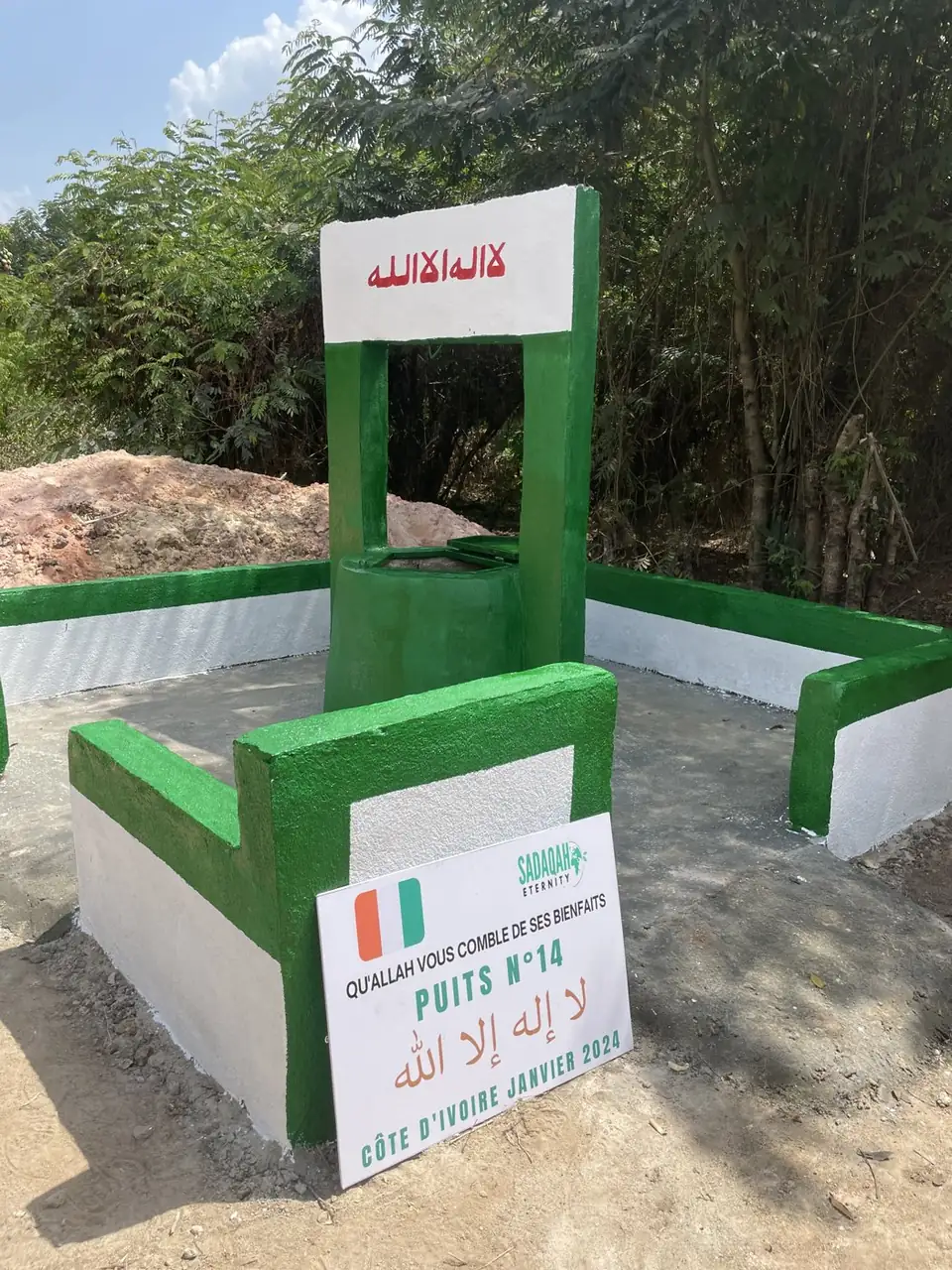 Puits n°14 terminé, margelle peinte en vert et blanc