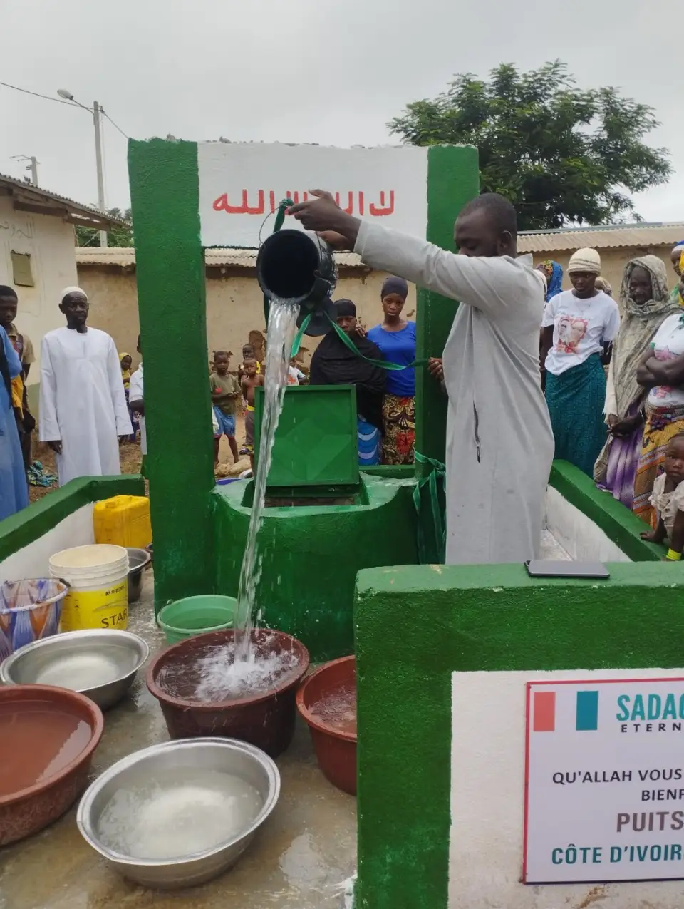 L'eau versée devant le village