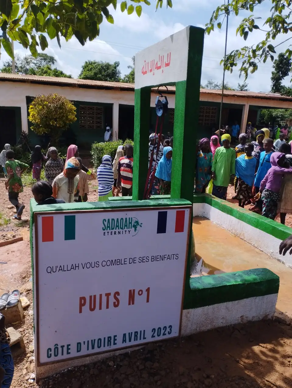 Les habitants autour du puits n°1 le jour de l'inauguration