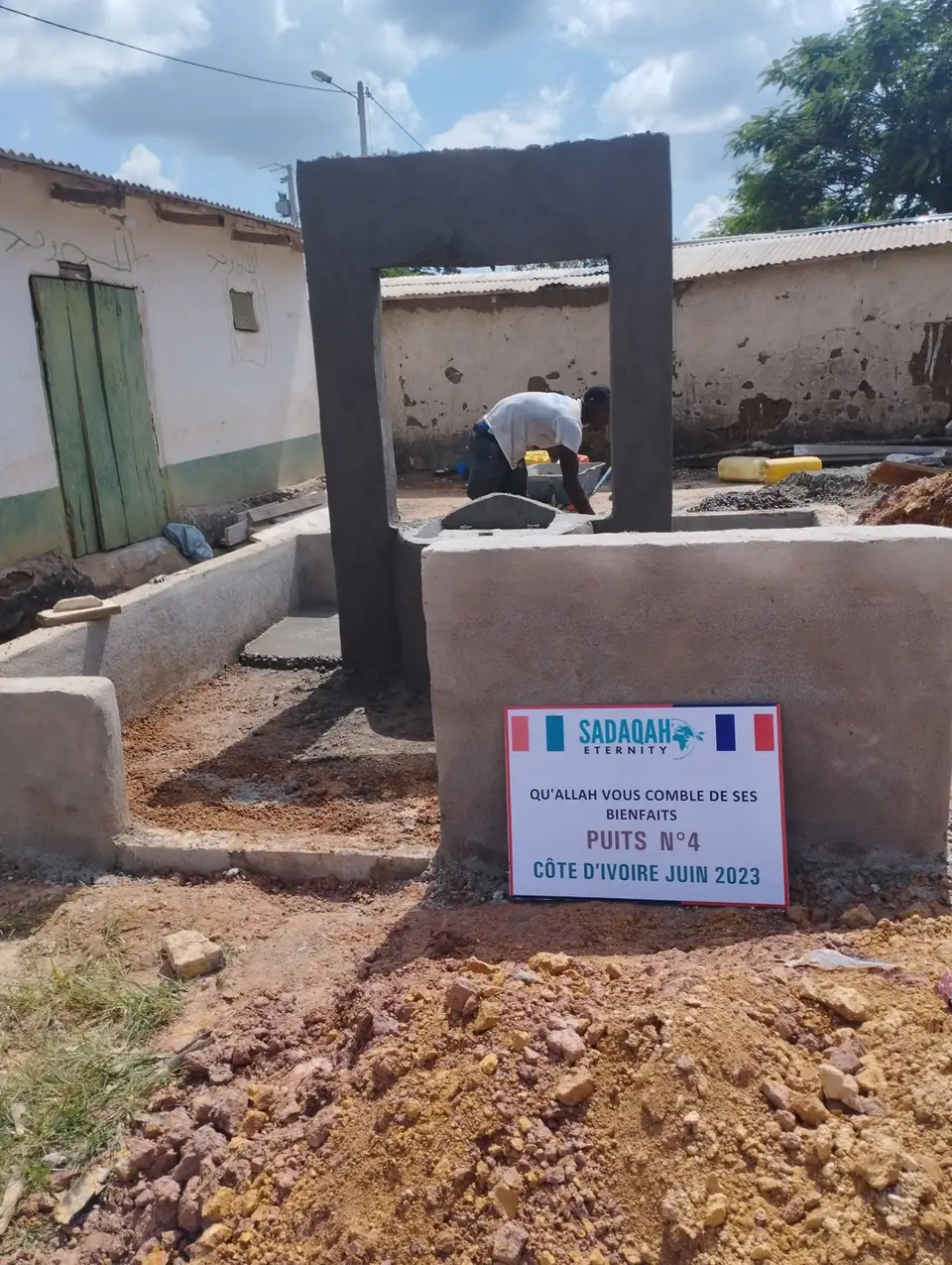 Margelle et plaque d'un puits Sadaqah Eternity sur le chantier