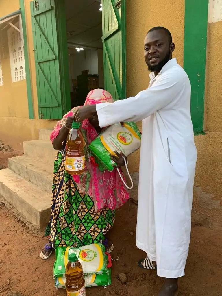 Remise d'un colis de zakat al-Fitr en 2023